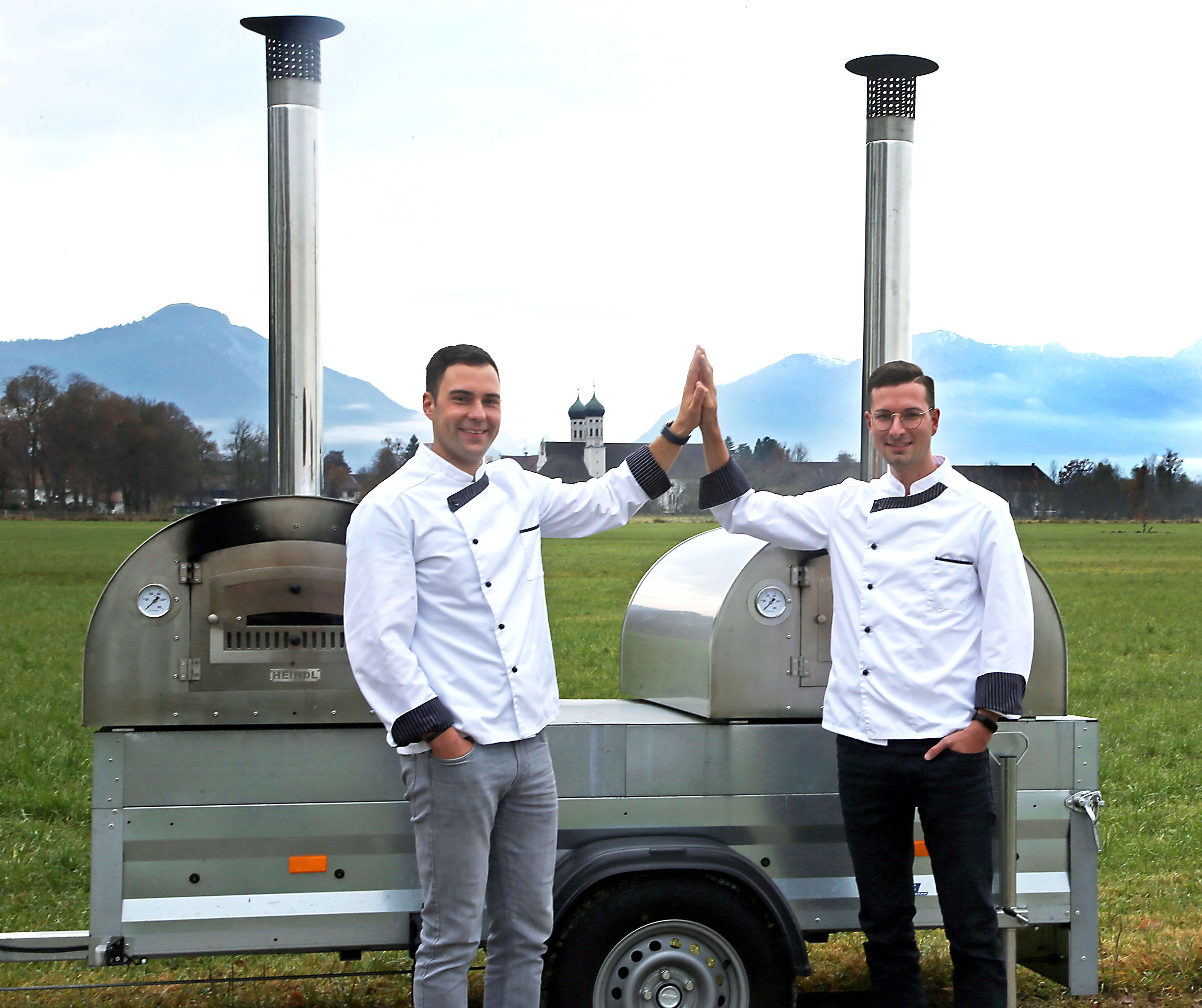 Christoph und Michael – Gründer von Bene Pizza mit ihrem mobilen Holzbackofen