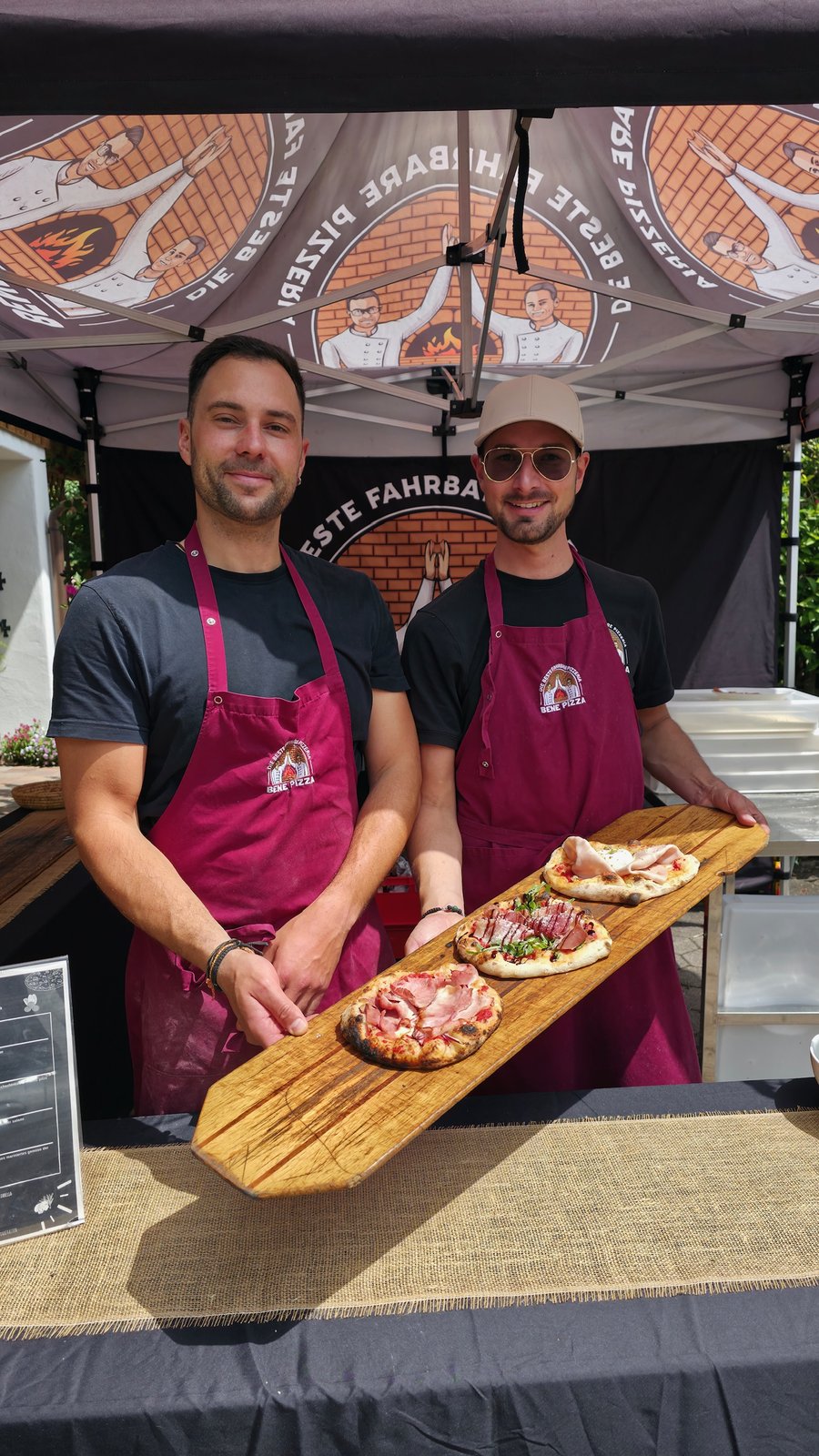 Michael und Christoph mit frischer Pizza