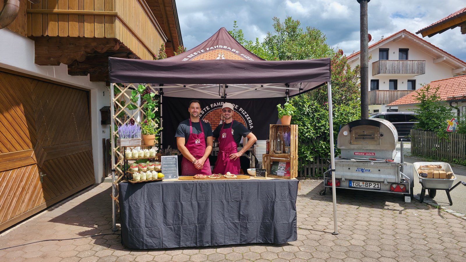 Das Bene Pizza Team in Schürzen