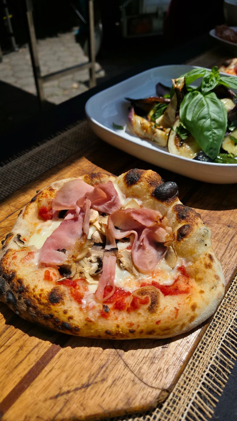 Pizza und Antipasti im Sonnenschein
