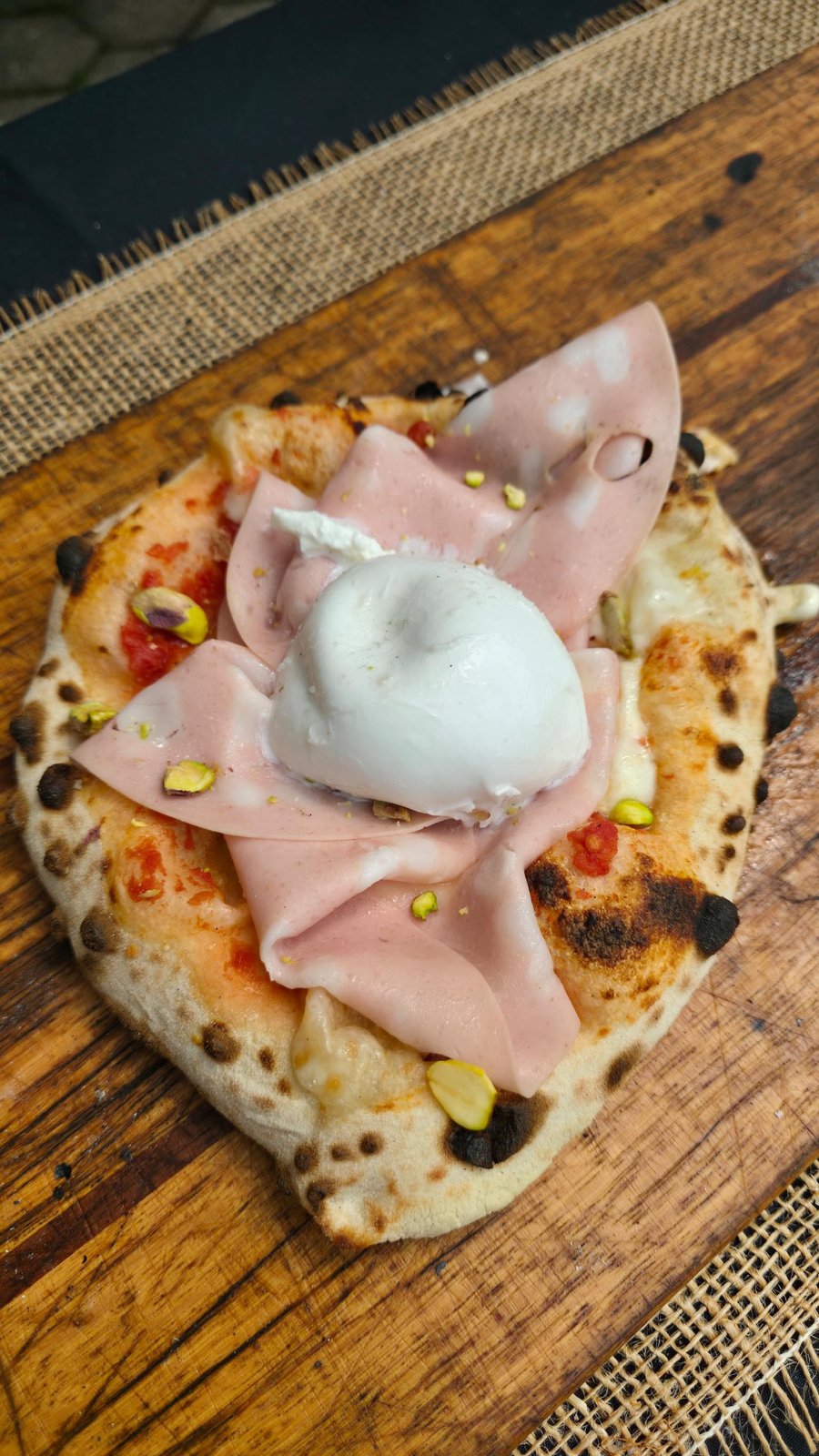 Pizza mit Burrata und Mortadella