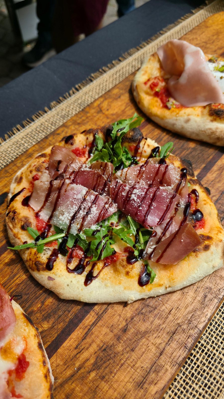 Pizza mit Crudo und Rucola