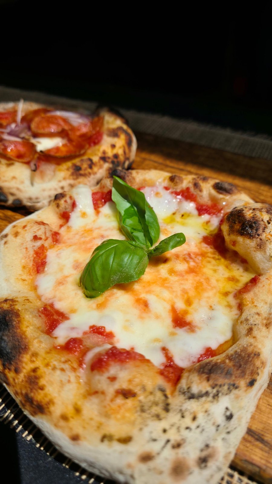 Klassische Margherita mit frischem Basilikum