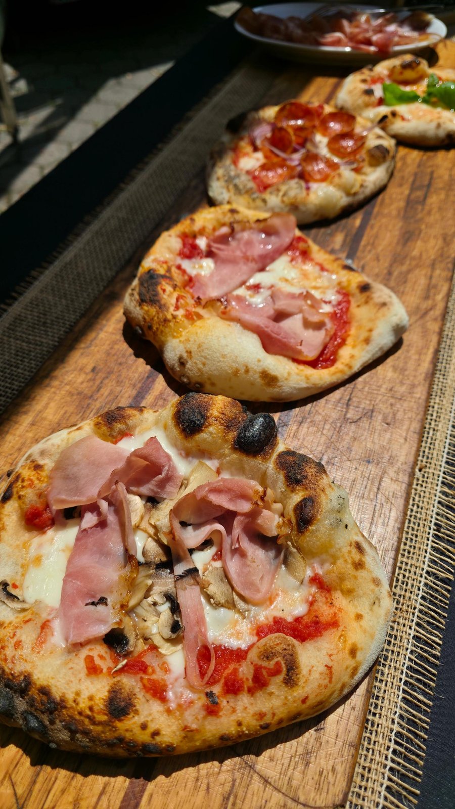 Frische Pizzen im warmen Sonnenlicht