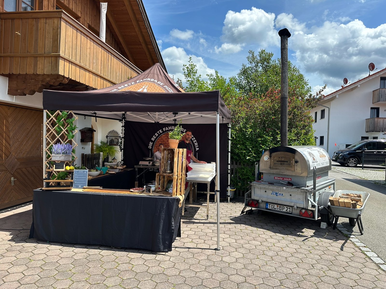 Event-Setup mit Zelt und Lichterketten